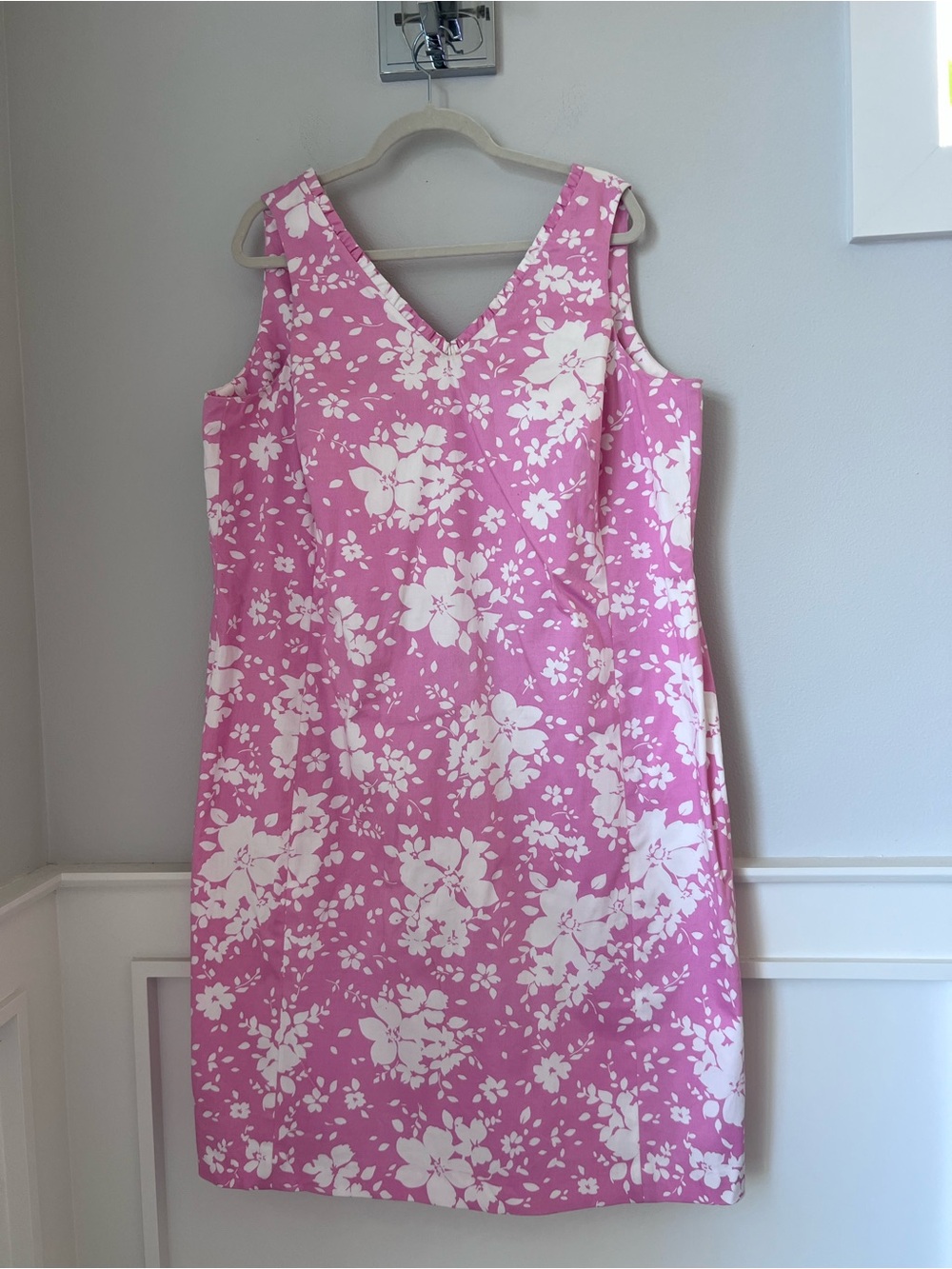 Jones New York Pink and White Floral V-Neck Sheath Dress
